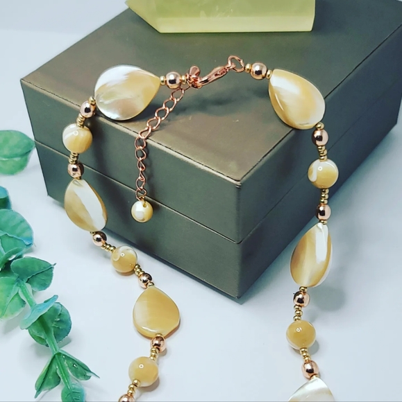 Mother Of Pearl necklace - Picture 3 of 5